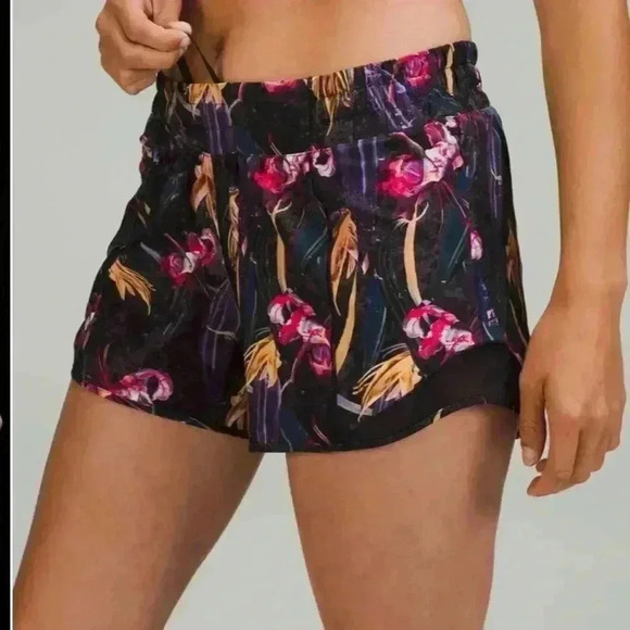 Lululemon Hotty Hot Low-Rise Lined Short 4" Sz 14 - Picture 6 of 10